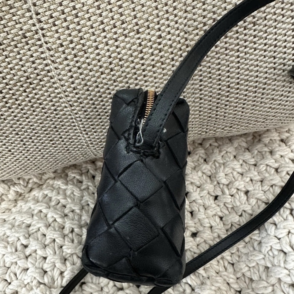 Bottega Veneta Intrecciato Shoulder Bag In Black Leather With Gold Hardware - Picture 7 of 15